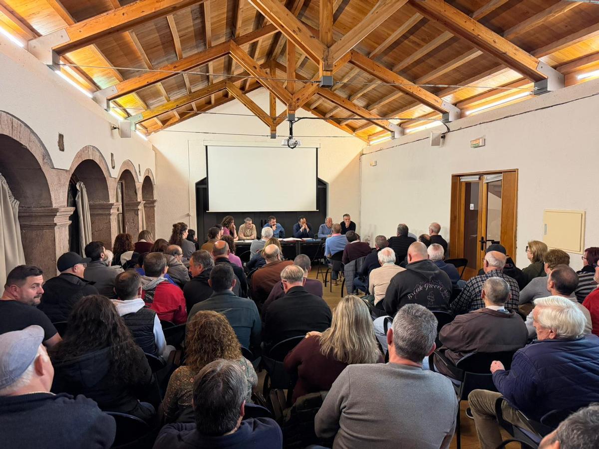 Los asistentes a la Asamblea Extraordinaria del Mosconia, ayer, en la Casa de Cultura de Grado.