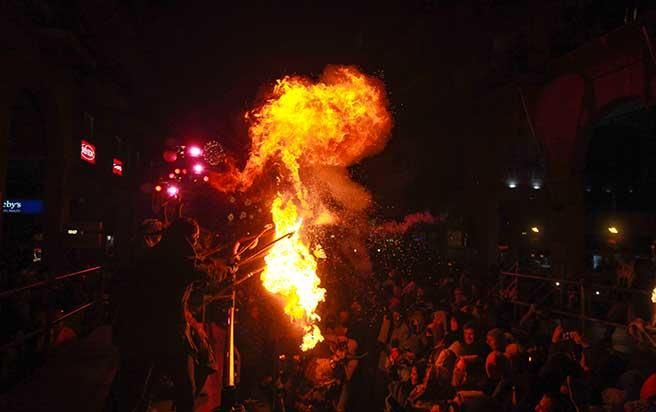 Correfoc in Palma: Wenn 300 Teufel die Funken sprühen lassen