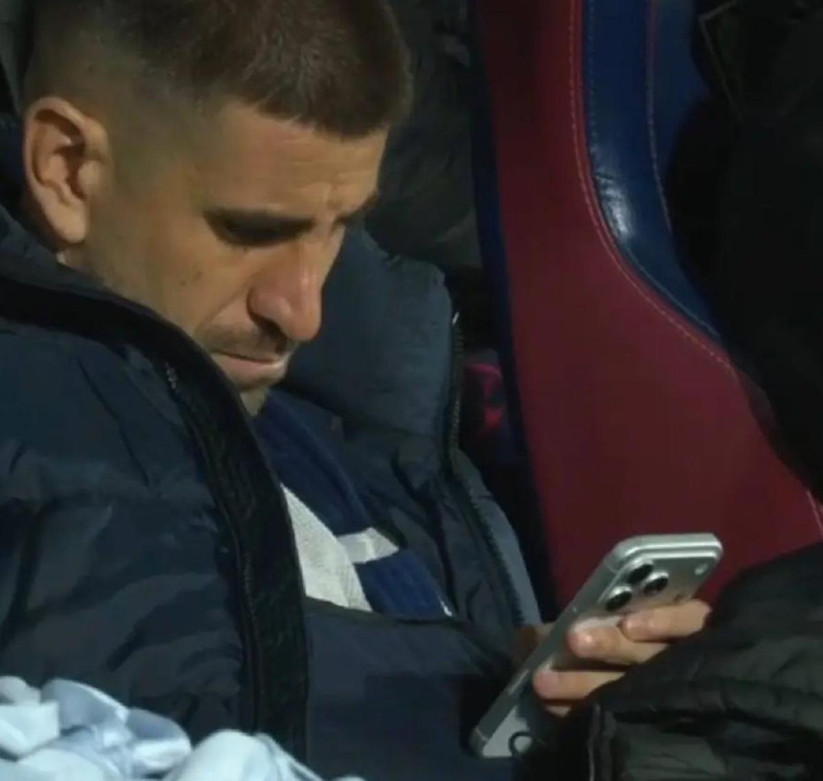 Dani Ojeda, con el móvil en el banquillo, el pasado miércoles. |