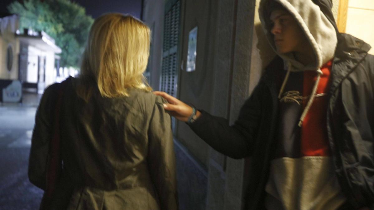 Nachgestellte Szene: Viele Frauen haben Angst, beim Heimweg nachts von einem Unbekannten belästigt zu werden.