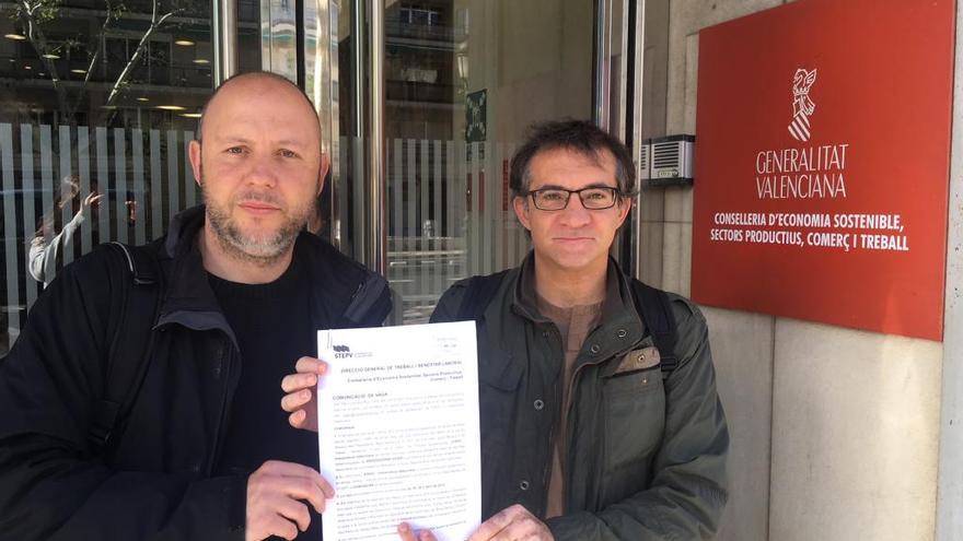 Francesc Cerdà, de la CPI, y Marc Candela, del Stepv, registrando hoy la convocatoria de huelga.