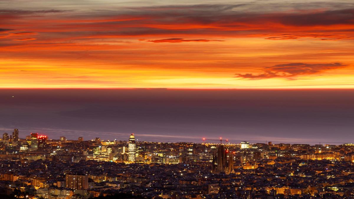 Salida del Sol, con el cielo rojizo, en Barcelona, el 30 de noviembre del 2023