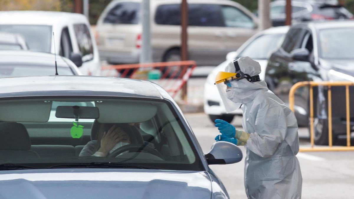 Realización de pruebas PCR en el exterior del Hospital de Sant Joan, este sábado