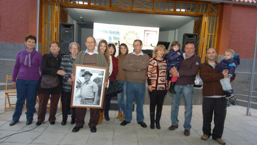 Manuel Cabrera con un cuadro del cartel de Los Labradores y familiares. | j.c. castro