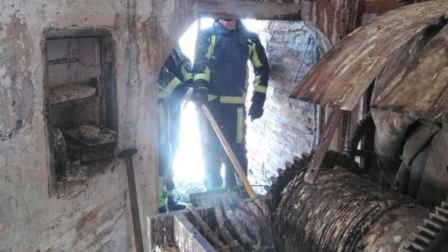 La Catedral de la Campiña, sin toque de campanas y sin luz en la torre tras el incendio