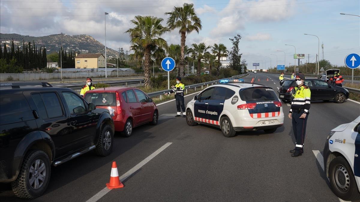 Durante los inicios del estado de alarma, la incertidumbre y la tensión eran palpables en el silencio de las calles y en el control policial constante. Tanto es así, que mientras estaba trabajando para cubrir la crisis sanitaria tuve que cruzar controles policiales habitualmente, como el que me encontré casualmente y fotografié el 20 de marzo en la C-32 dirección Girona a la altura de Vilassar de Mar.