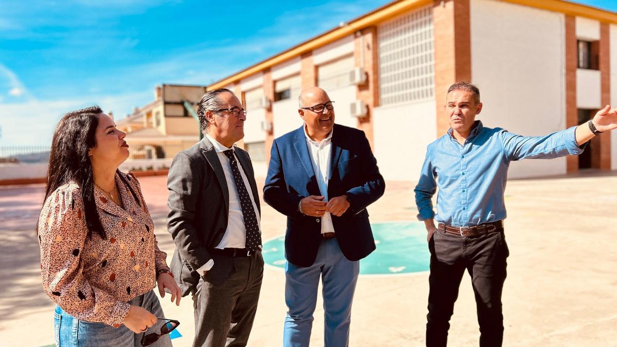 El delegado Miguel Briones ha visitado el CEIP El Romeral antes de acometer las obras de reforma.