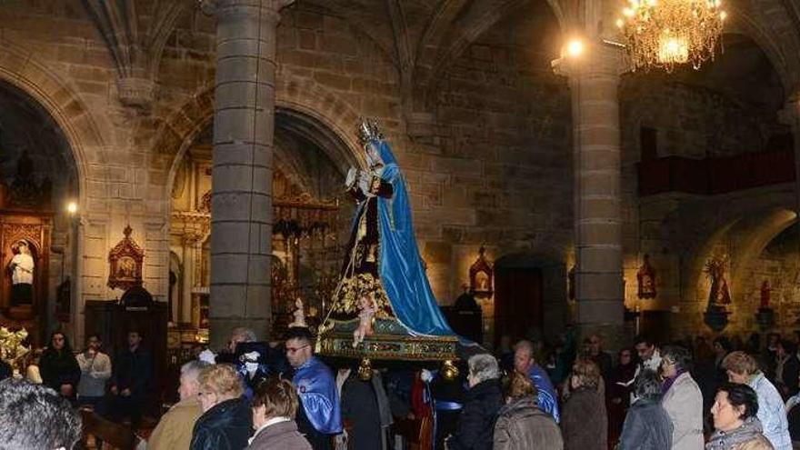 Procesión de la imagen por el pasillo central del templo de Cangas. // Gonzalo Núñez