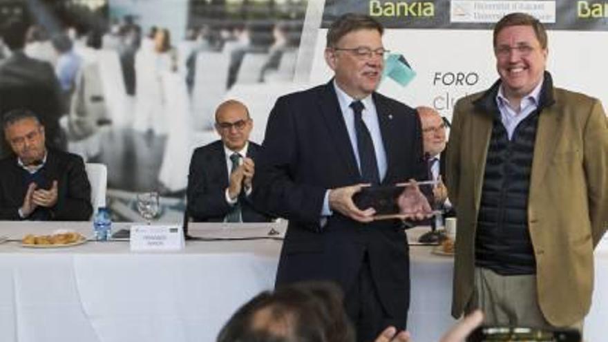 Ximo Puig con el premio de «Google Actívate» que le entregó Francisco Ruiz.