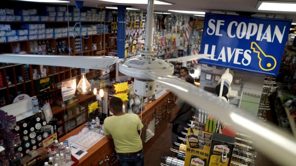 Ventilador en el techo de una ferretería en el centro de Madrid.