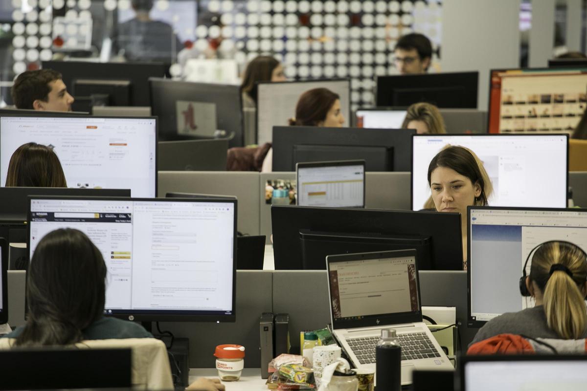 Trabajadores jóvenes, an una ofina, en Barcelona.