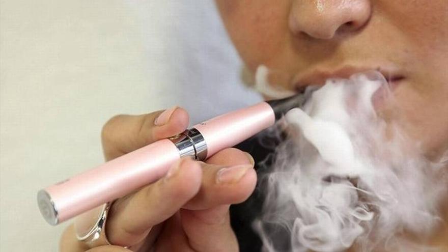 Sanidad propone vetar el uso de los cigarrillos electrónicos en espacios públicos cerrados
