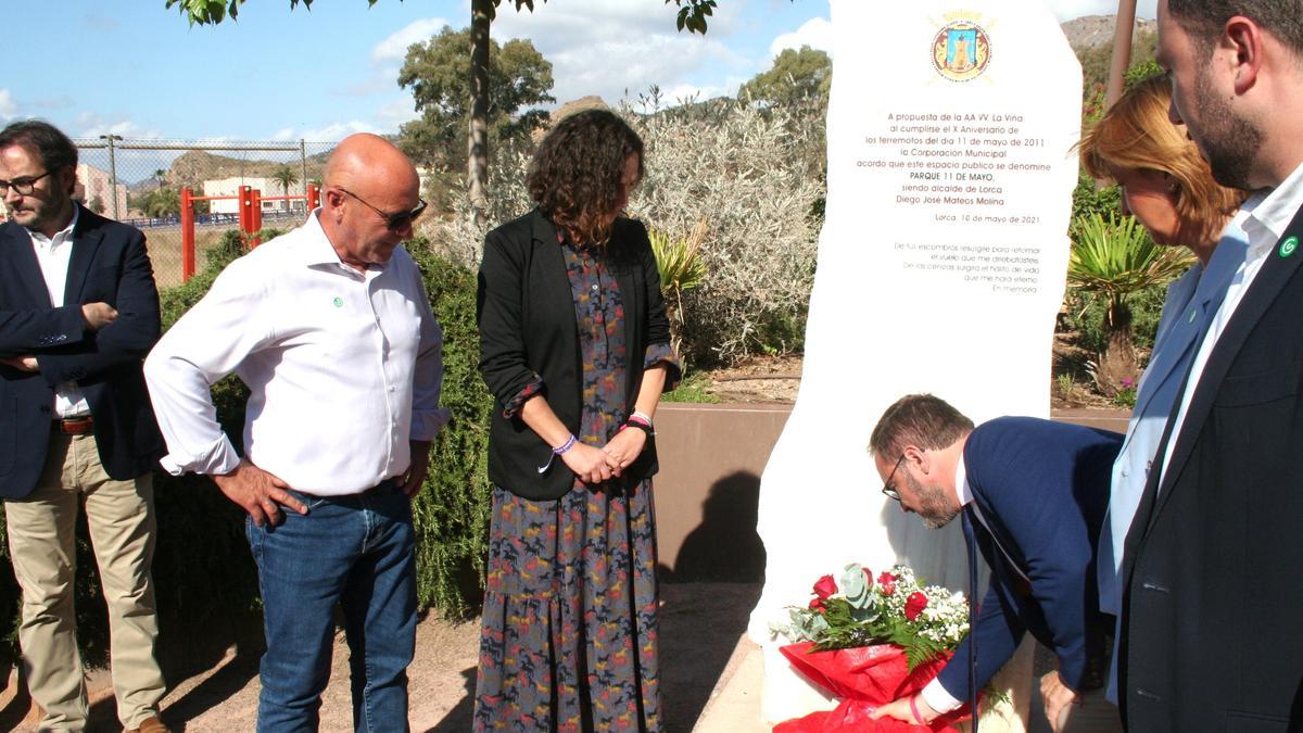 El alcalde, Diego José Mateos, colocaba un ramo de flores ante el monolito que recuerda a las víctimas del terremoto de mayo de 2011, en presencia de los ediles, Pedro Sosa, Isabel Casalduero, Belén Pérez y Francisco Morales, este jueves.