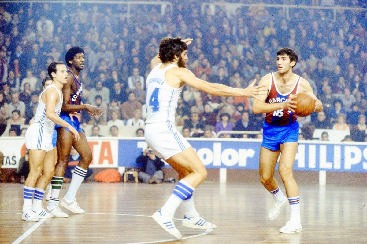 Epi frente a López Iturriaga en un Barça-Madrid jugado en el Palau.