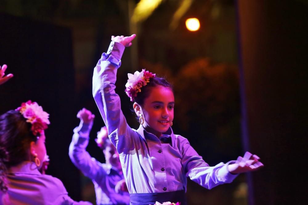 La Feria de Sevillanas 2017 comenzó anoche con una gran afluencia de público, actuaciones flamencas y de sevillanas, gastronomía y casetas, en el recinto portuario de Torrevieja