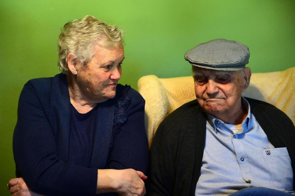 Mariano, con su hija Isabel, al cumplir 106 años en Plasencia.