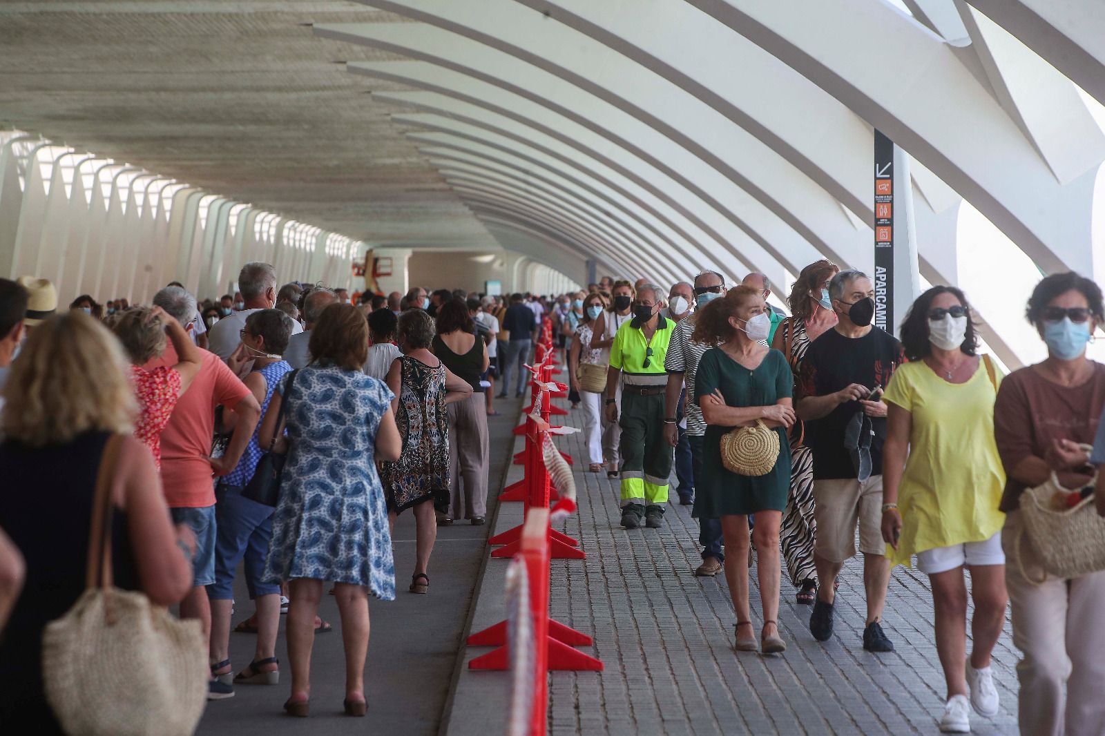 Grandes colas en el vacunódromo de la Ciutat de les Arts i les Ciències