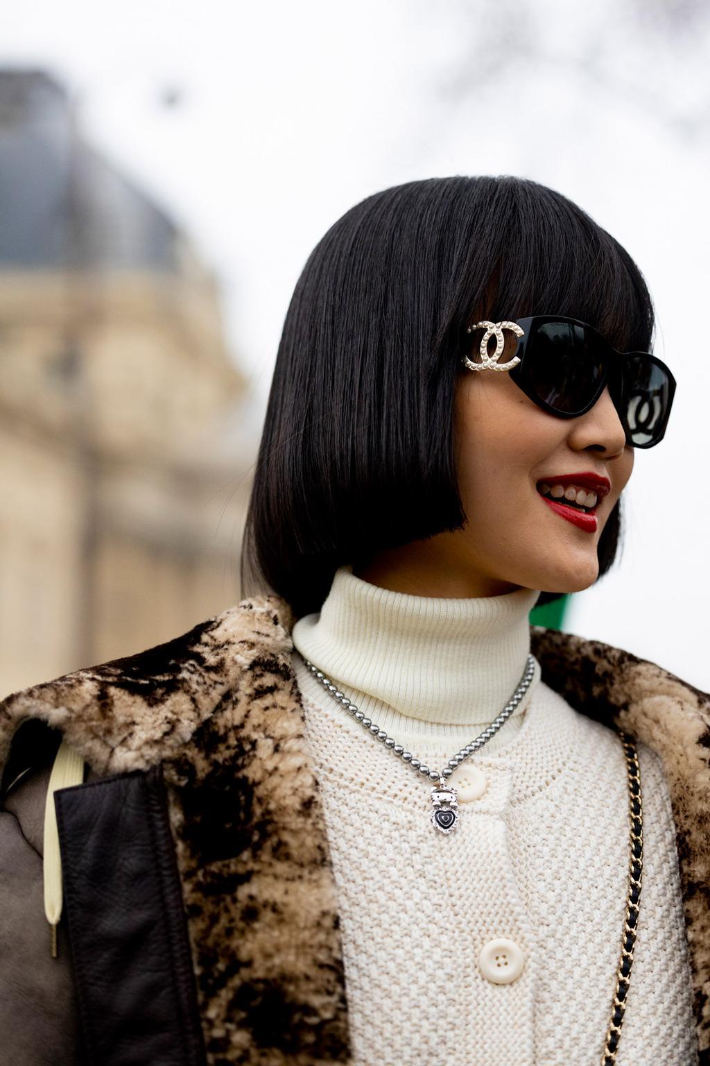 Combinación de collar con jersey de cuello alto visto en el 'street style' de París.