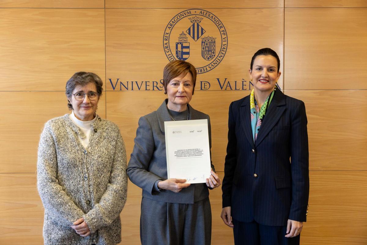 Consejera de Nealis, Elena Llopis, rectora de la UV, María Vicenta Mestre y la vicerrectora, Rosa María Donat.