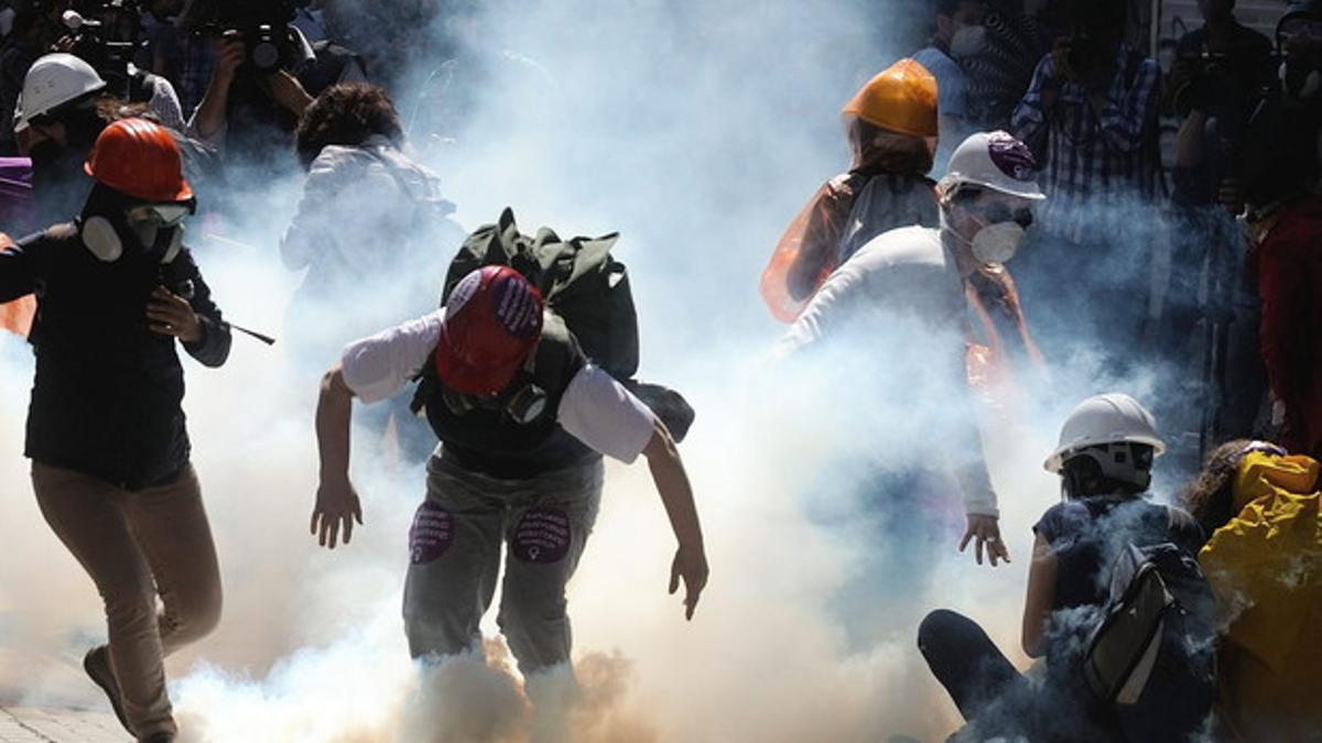 La policía turca usa gas pimienta en la principal vía comercial de Estambul