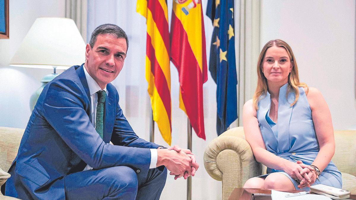 Pedro Sánchez y Marga Prohens, ayer en el despacho de la presidenta antes de iniciar la reunión.