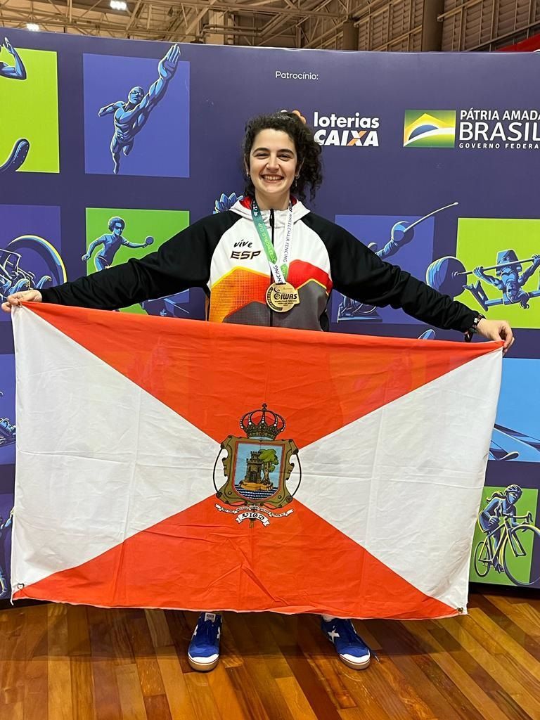 Judith Rodríguez posa con la bandera de Vigo y la medalla.
