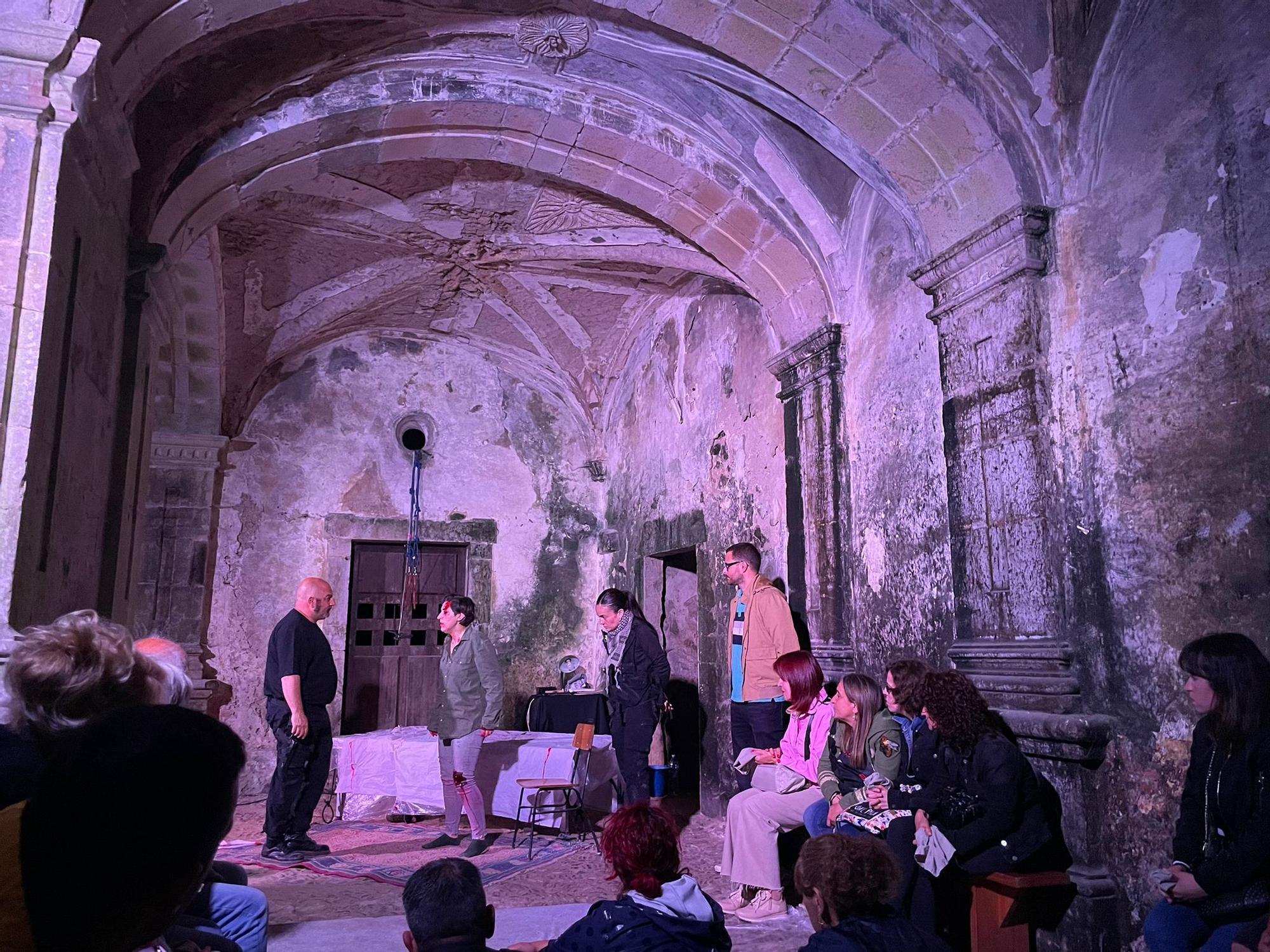 En imágenes: Así fue "Redención", la primera función de teatro inmersivo que se celebra en el monasterio de Cornellana