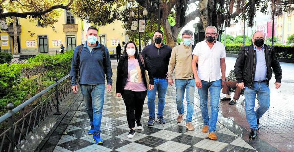 Los representantes de la plantilla de JSP, ayer a su llegada a la reunión a la que les convocó la dirección de empresa. | | JOSÉ CARLOS GUERRA