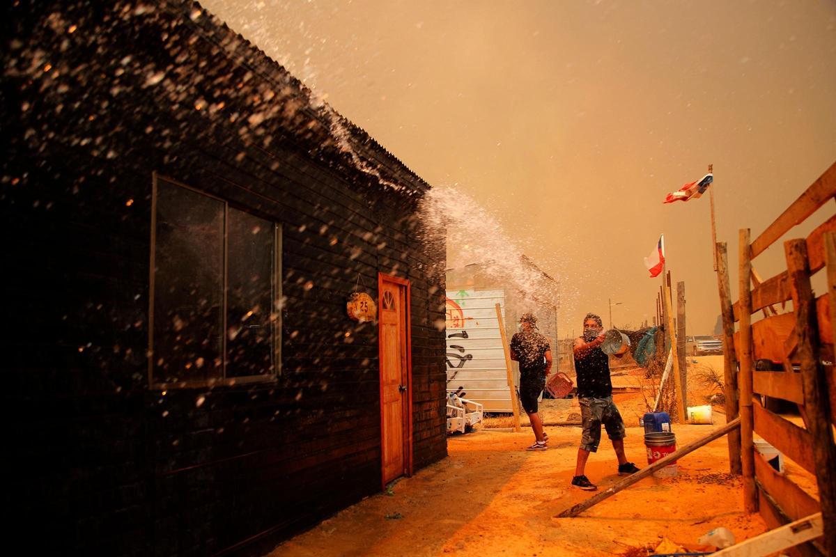 La región de Valparaoso y Viña del Mar, en el centro de Chile, se despertó el sábado con un toque de queda parcial para permitir el movimiento de evacuados y el traslado de equipos de emergencia en medio de una serie de incendios sin precedentes, informaron las autoridades.