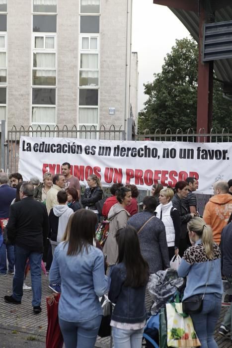 Inicio del curso con protesta de familias en el colegio Evaristo Valle del Polígono de Pumarín (Gijón)