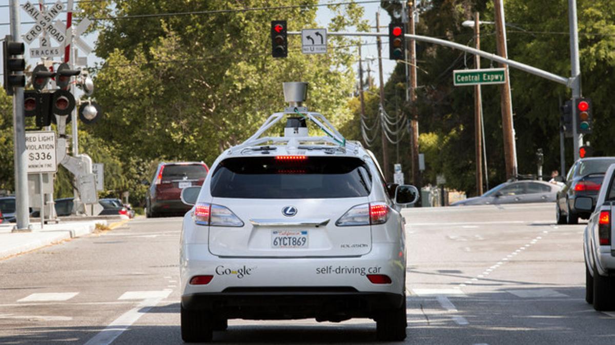 El coche sin conductor de Google circula por una calle de Mountain View, el pasado 23 de abril.