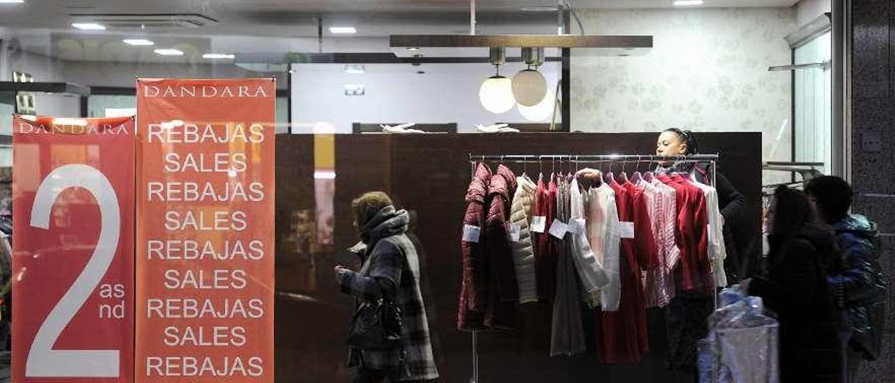 Clientes en una tienda de ropa de Lalín con descuentos del 50%. // Bernabé/Javier Lalín