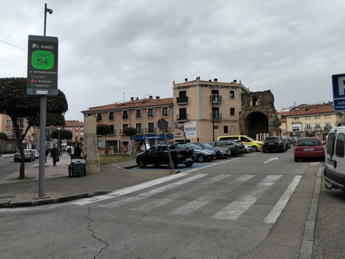 Contador de plazas estropeado, con el aparcamiento lleno, este jueves en Plasencia.