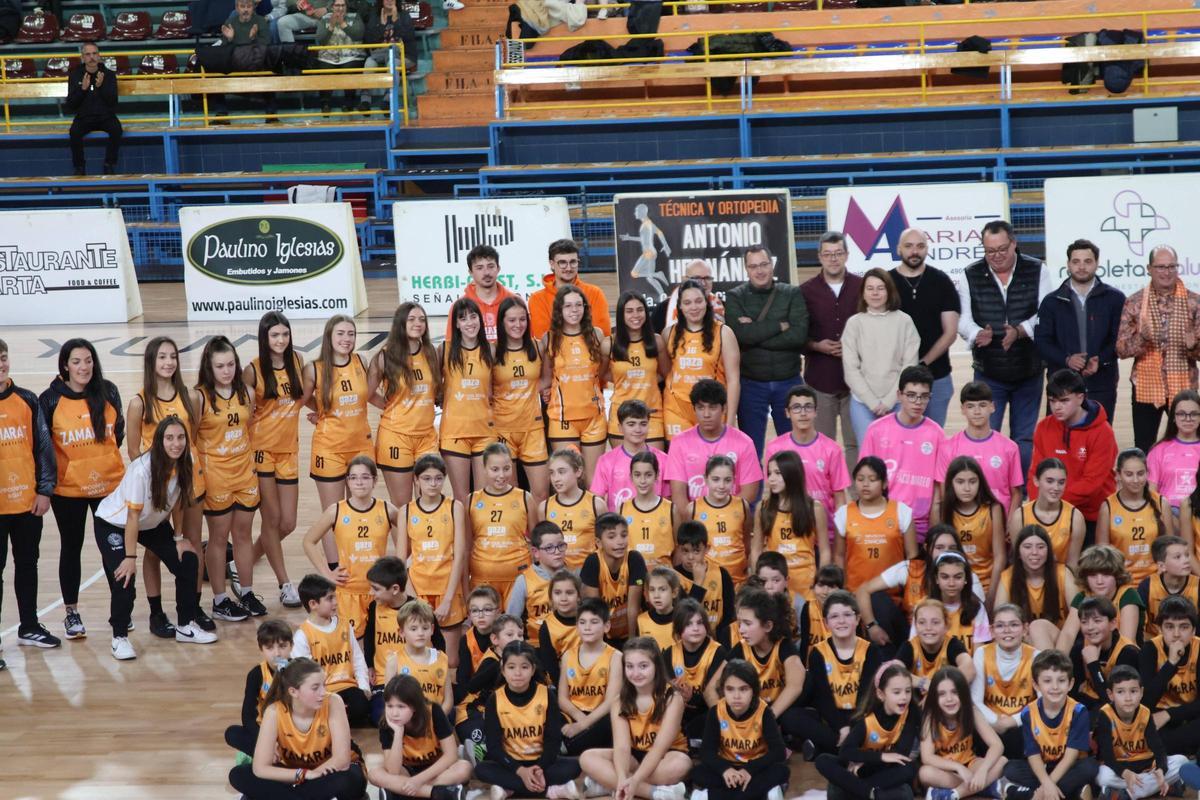 GALERÍA | El CD Zamarat presume de cantera  en un pabellón Ángel Nieto teñido de color naranja