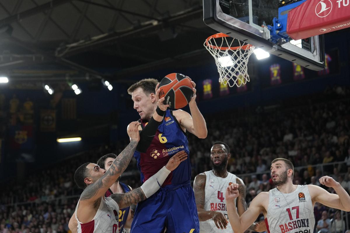 Jan Vesely atrapa un rebote durante el partido de la Euroliga de baloncesto entre el FC Barcelona y el Baskonia.