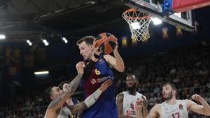 Jan Vesely atrapa un rebote durante el partido de la Euroliga de baloncesto entre el FC Barcelona y el Baskonia.