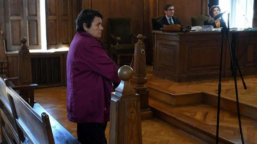 La acusada, María Avelina, ayer en la Audiencia de Pontevedra.  // G.S.