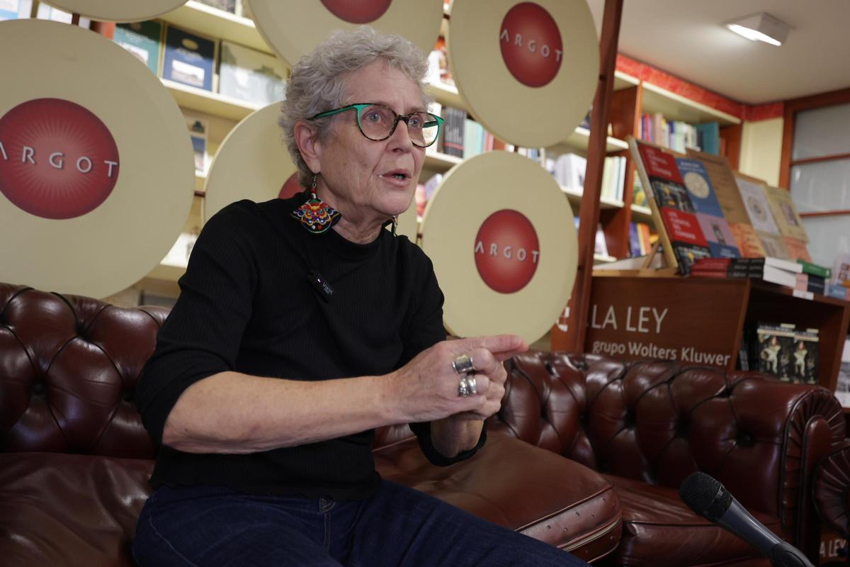 Loren Arseguet, presidente de la asociación Derecho a Morir Dignamente, durante su charla en Argot.