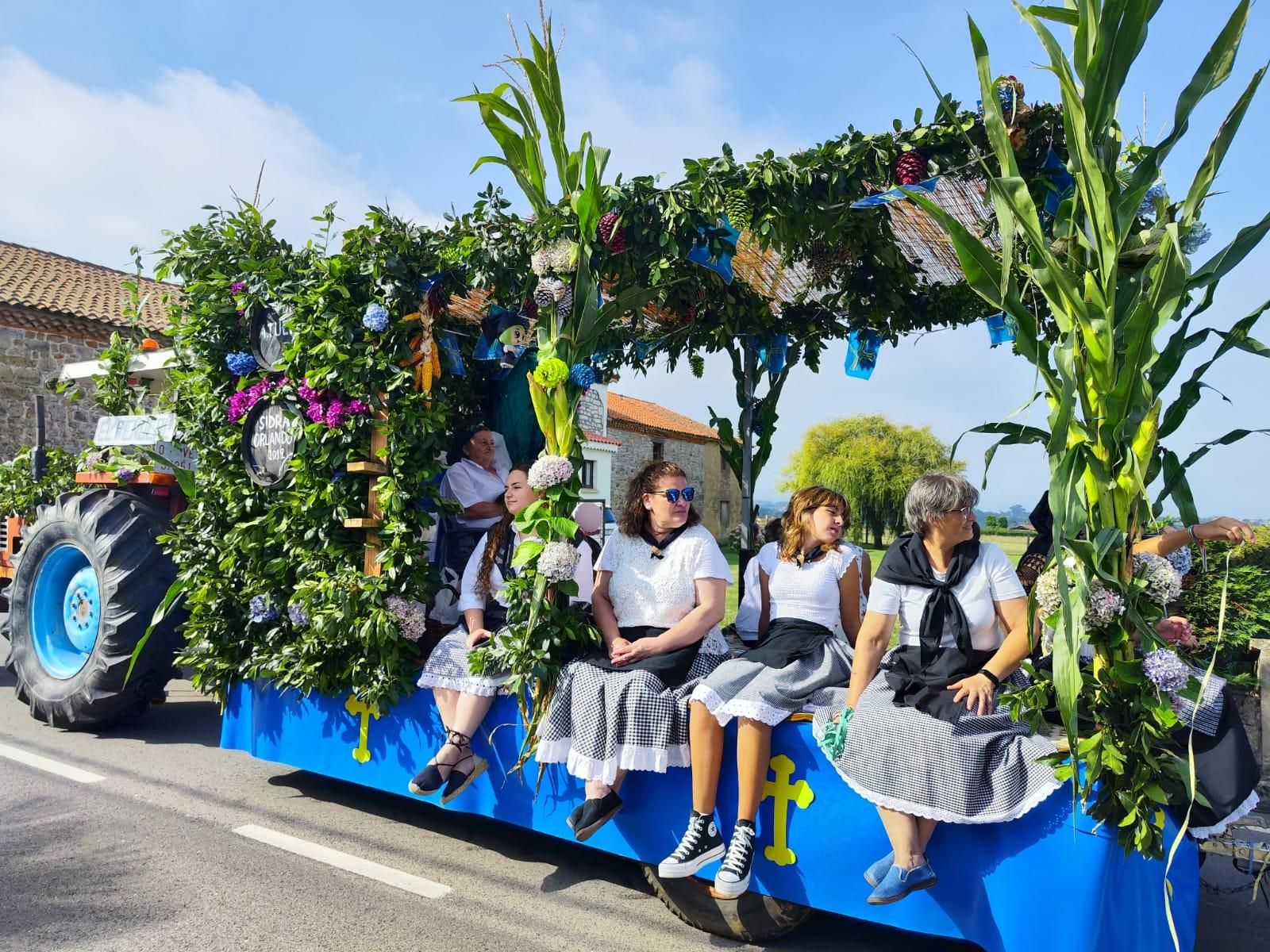 Quintueles, un derroche de color por San Bartolomé: así ha sido el desfile de carrozas