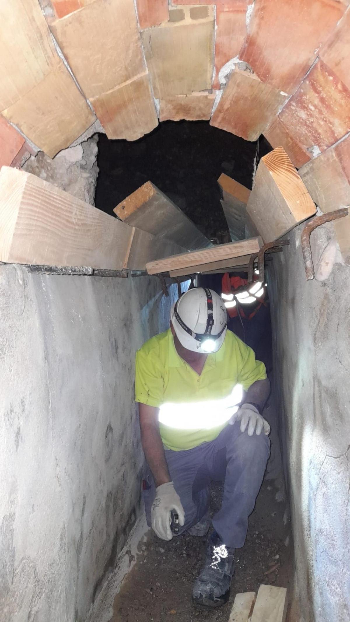 Un operario en el túnel que se está reparando
