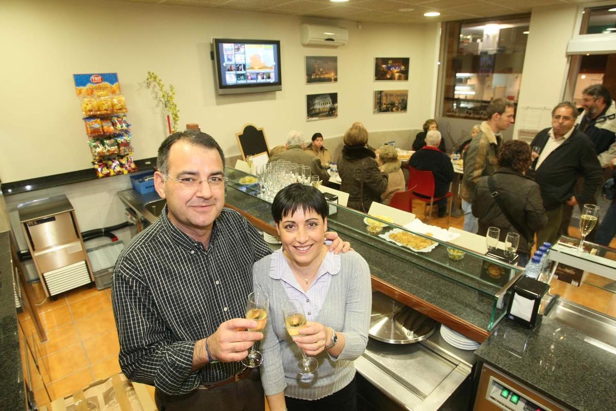 Toni Lara i Vicky Baborés el 2007, en la inauguració del local al passatge Farinera.