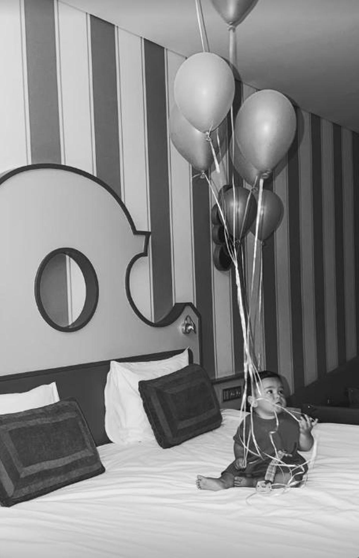 El pequeño Pedro en la habitación del hotel.