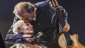 El cantautor valenciano Lluís Miquel y Joan Manuel Serrat en el teatro Joventut.