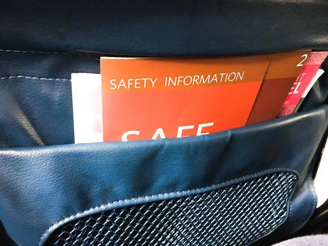 Descubre la parte más sucia de un avión: el bolsillo con las instrucciones de seguridad