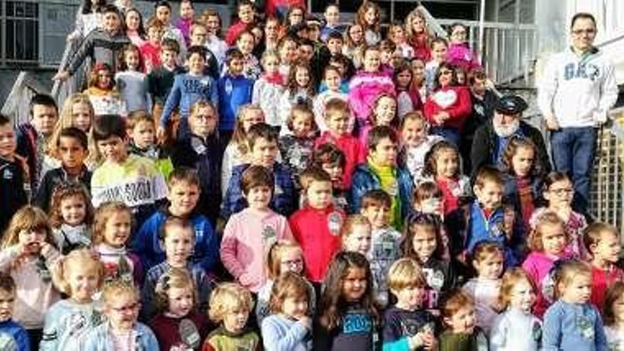 Participantes en el amagüestu en el colegio de Sevares.