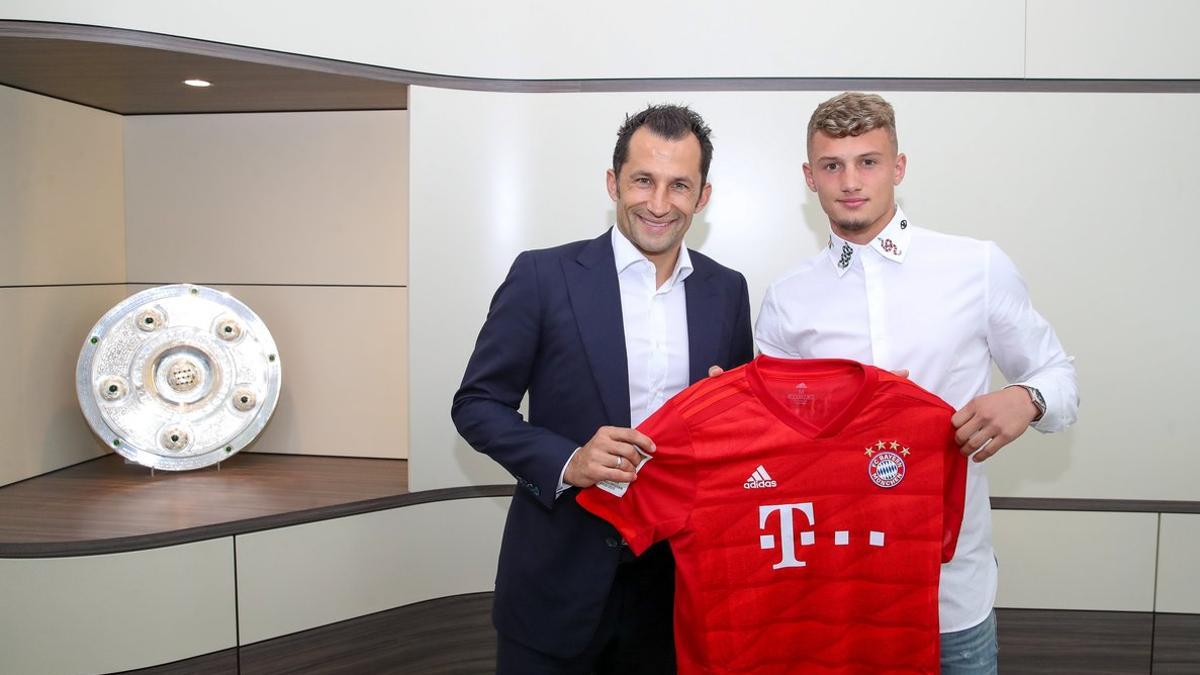 Cuisance posa con la camiseta del Bayern