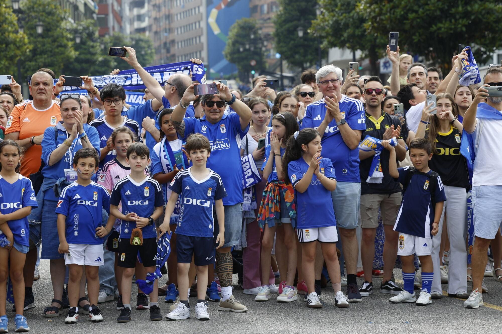 Locura azul en las calles de Oviedo para celebrar el ascenso del equipo a Primera División