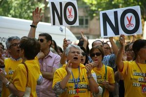 Nombrosos funcionaris es manifesten davant de la seu del PP amb el lema ’Sense justícia no hi ha drets, no a les retallades’ a les samarretes.