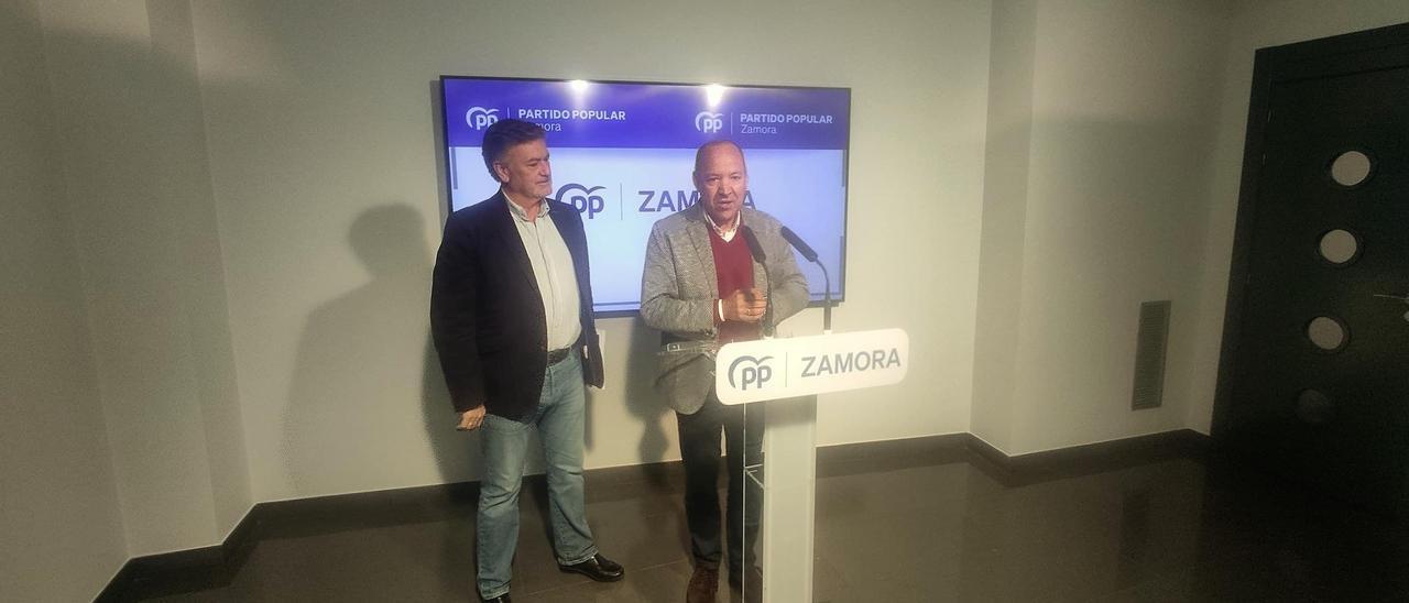 El secretario autonómico del PP, Francisco Vázquez, junto al presidente provincial del partido, José María Barrios.