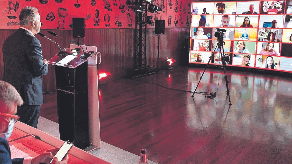 Ángel Víctor Torres preside una reunión telemática del Comité Regional del PSOE en la capital tinerfeña.